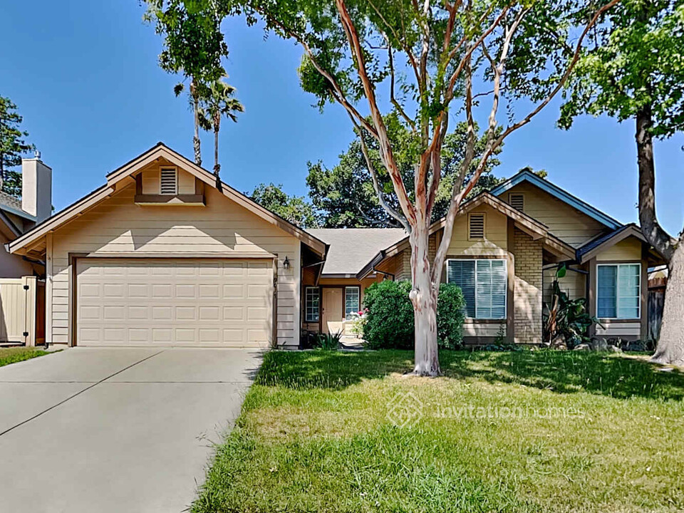 9017 Laguna Springs Way in Elk Grove, CA - Building Photo