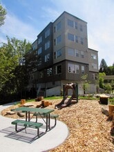 30 Bellevue in Bellevue, WA - Foto de edificio - Building Photo