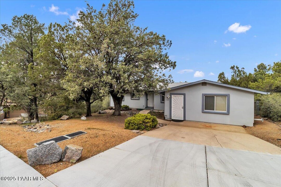 720 John Dr in Prescott, AZ - Building Photo