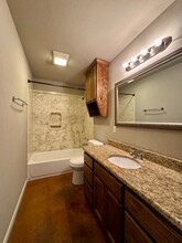 6921 N River Crossing in China Spring, TX - Foto de edificio - Building Photo