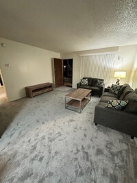 575 S Royal Crest Cir, Unit 24 in Las Vegas, NV - Building Photo - Building Photo