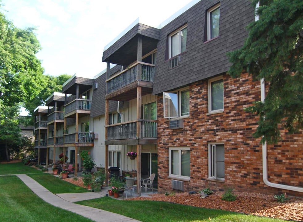 Westwood Chateau Apartments in St. Louis Park, MN - Foto de edificio