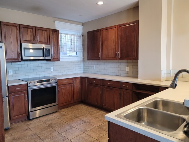 3210 Main St, Unit Apt. 1