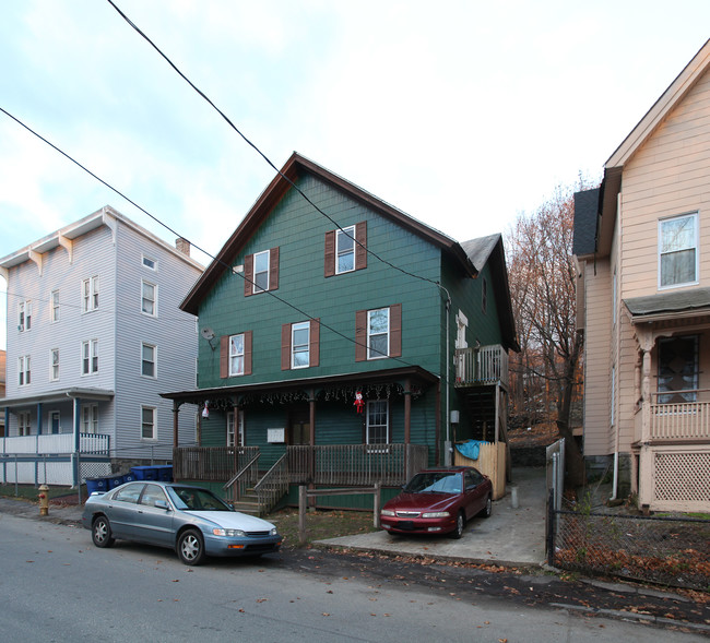 233 River St in Waterbury, CT - Foto de edificio - Building Photo