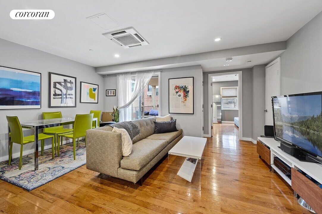 21-14 33rd St in Queens, NY - Building Photo