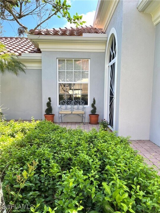 5477 Freeport Ln in Naples, FL - Building Photo