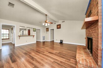 8407 Kirchner Rd in Manvel, TX - Foto de edificio - Building Photo