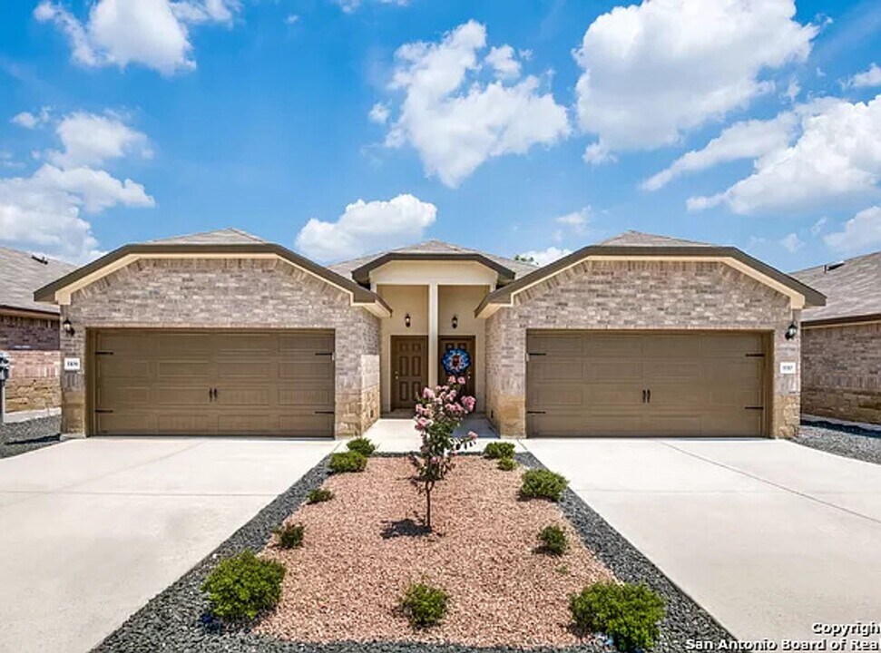 1102 Burek Cross in Seguin, TX - Building Photo
