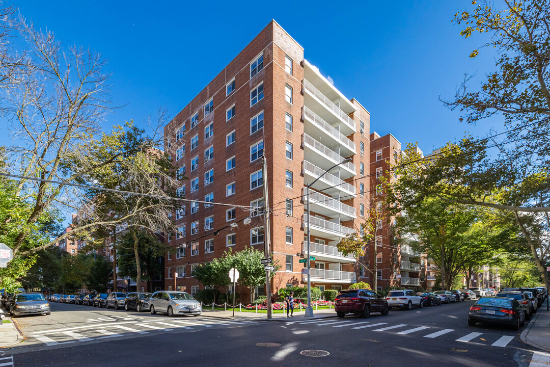 The Barclay Plaza in Forest Hills, NY - Building Photo