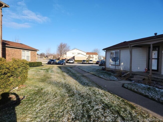 8904 Shawn Dr in Sterling Heights, MI - Building Photo - Building Photo