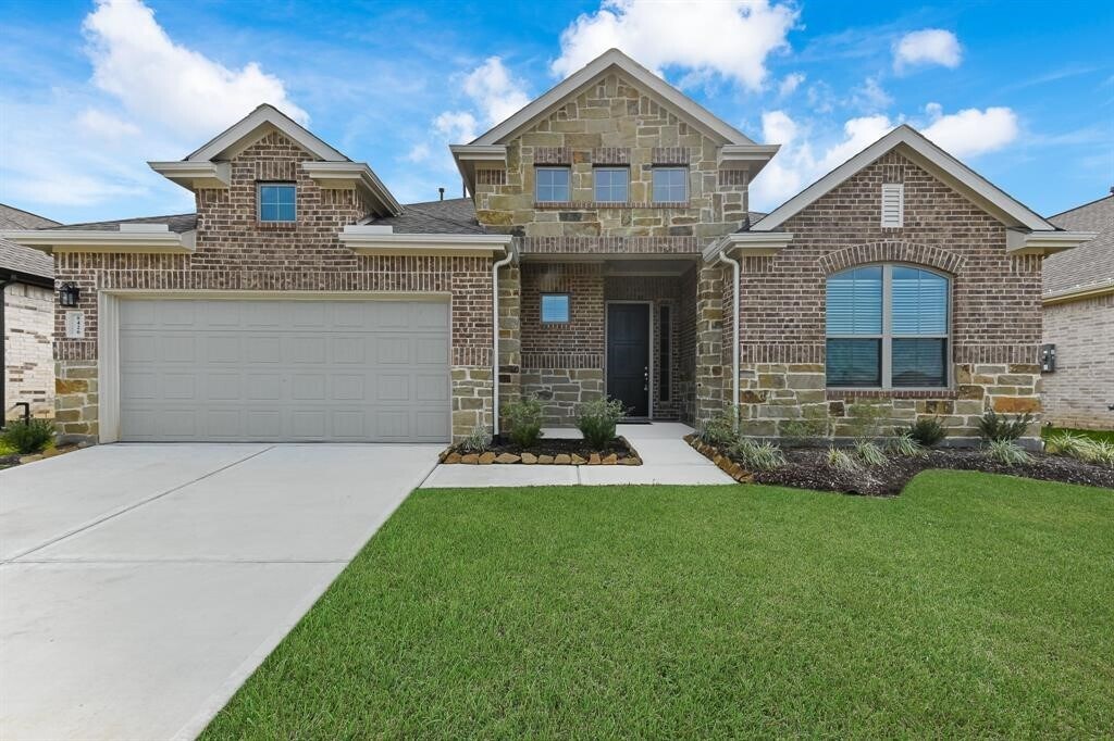 8426 Bay Orchard Dr in Baytown, TX - Building Photo