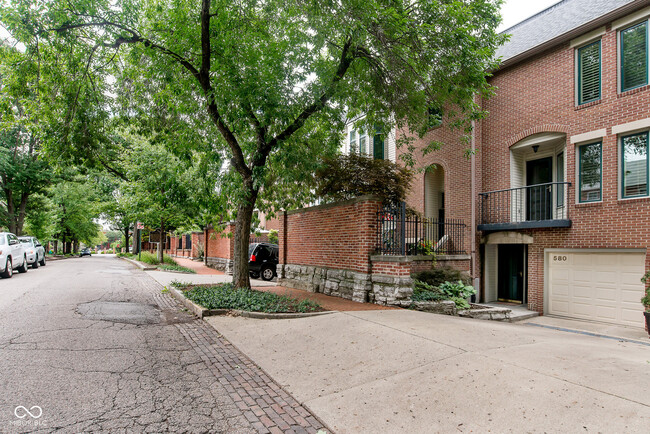 580 E Vermont St in Indianapolis, IN - Building Photo - Building Photo