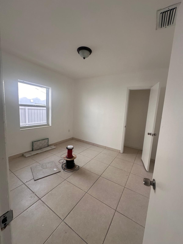 3248 NW 102nd St in Miami, FL - Foto de edificio - Building Photo