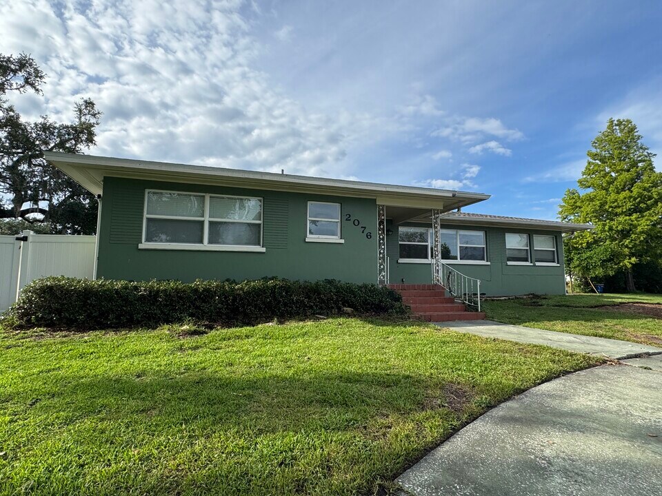 2076 Burnice Dr in Clearwater, FL - Foto de edificio
