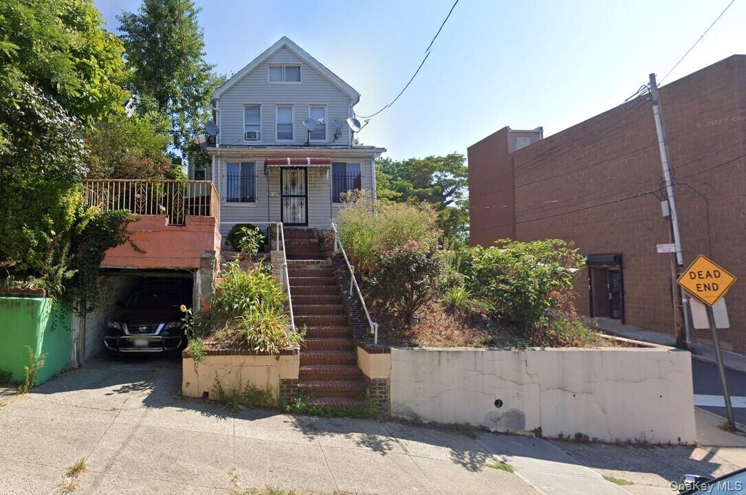 87-35 165th St in Queens, NY - Building Photo