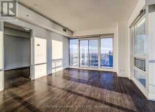2200 Lake Shore Blvd W in Toronto, ON - Building Photo - Building Photo