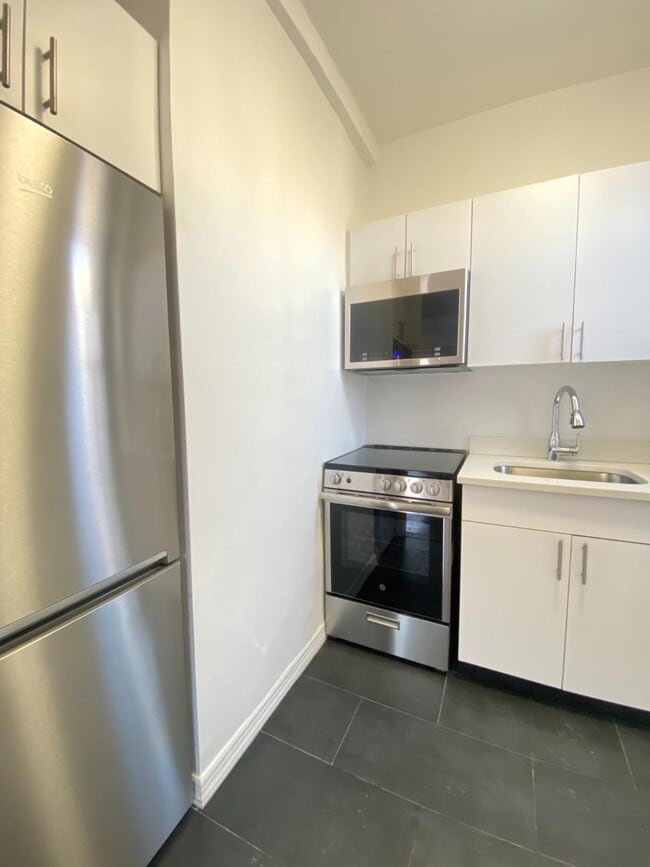 160 W 73rd St, Unit 9E in New York, NY - Foto de edificio - Building Photo