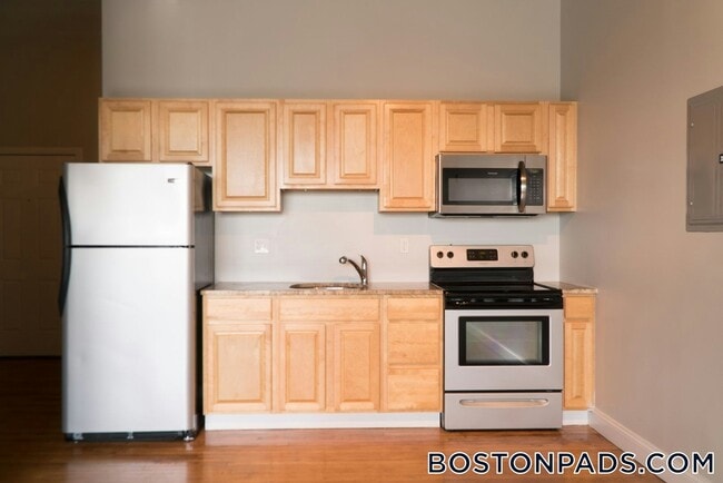 26 Portland St, Unit 225 in Worcester, MA - Foto de edificio - Building Photo