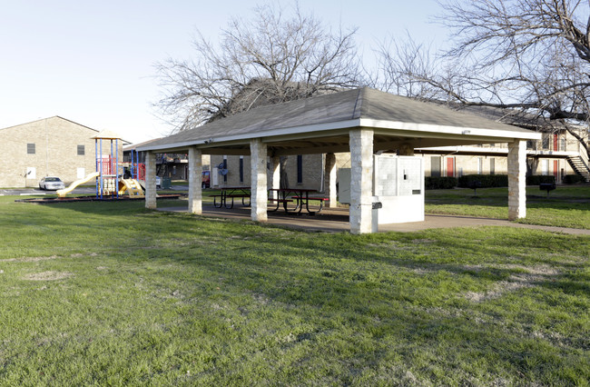 Bridle Path Apartments in Dallas, TX - Building Photo - Building Photo