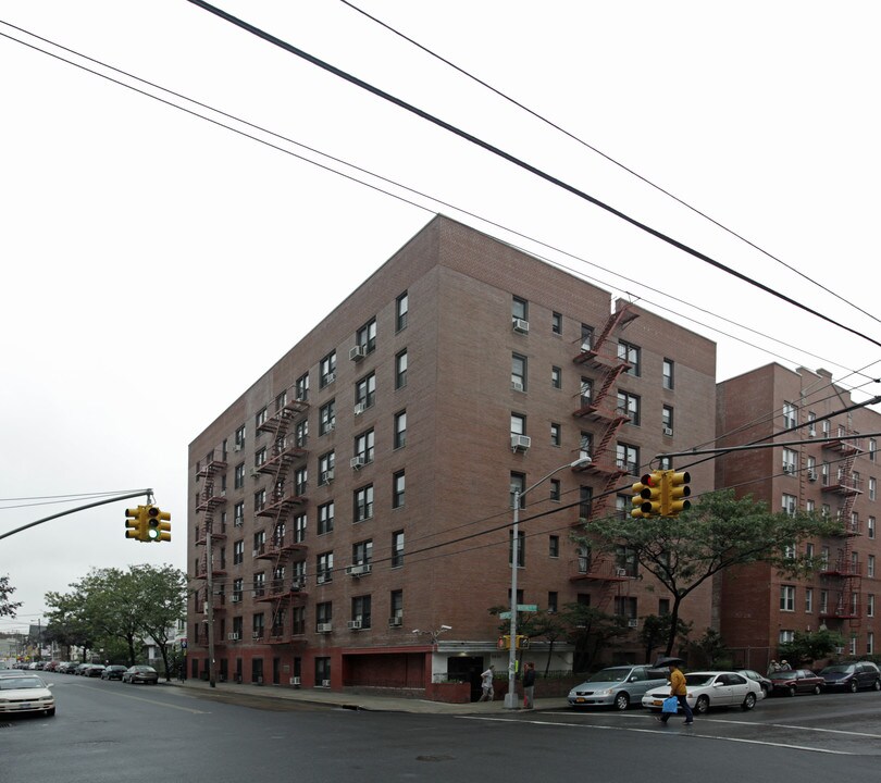 8820 Whitney Ave in Flushing, NY - Building Photo