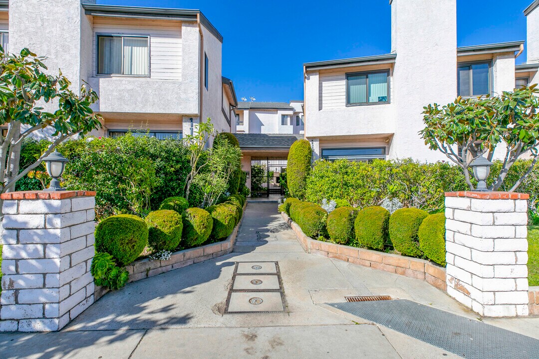 11911 Magnolia Blvd in Valley Village, CA - Building Photo
