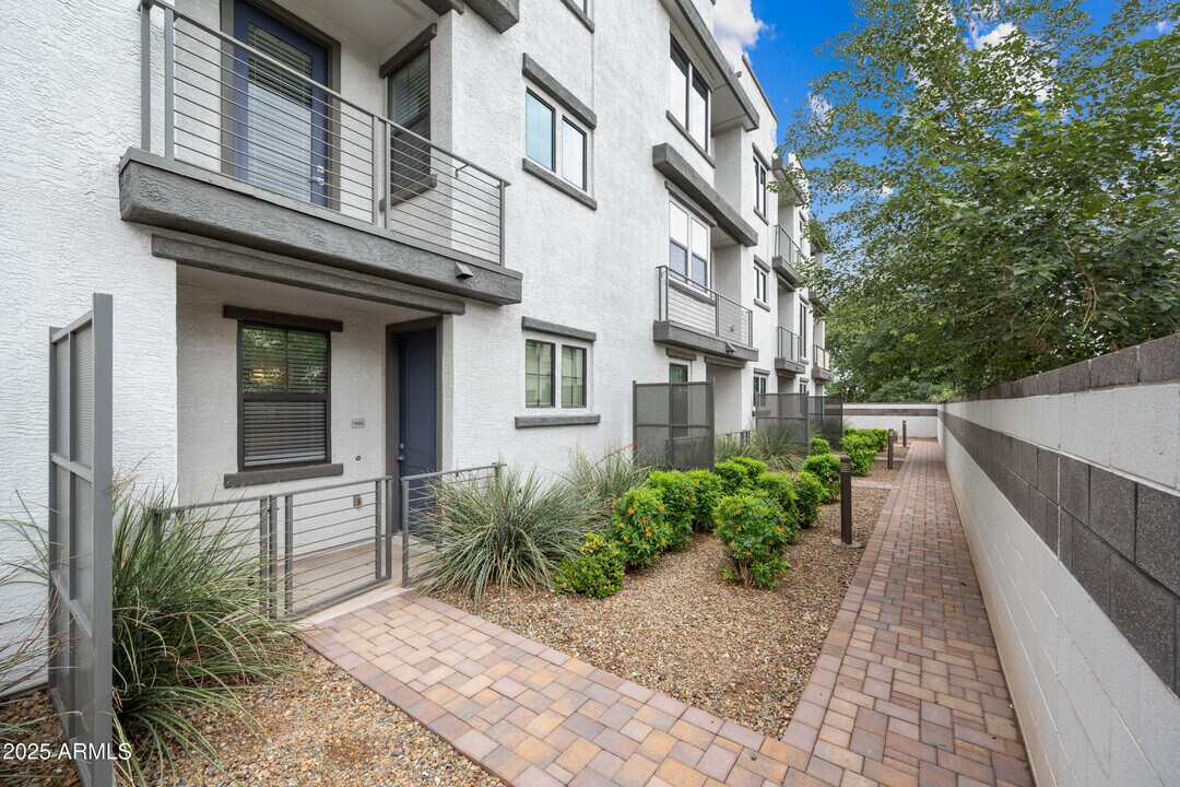 2090 S Dorsey Ln in Tempe, AZ - Building Photo