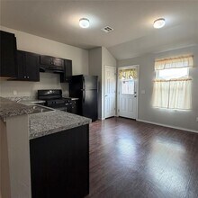 2044 Autumn Way in Mustang, OK - Building Photo - Building Photo