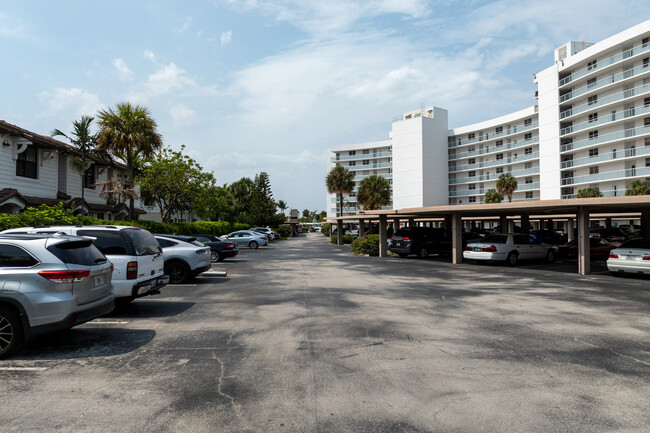 Sea Haven Condominiums in Pompano Beach, FL - Foto de edificio - Building Photo