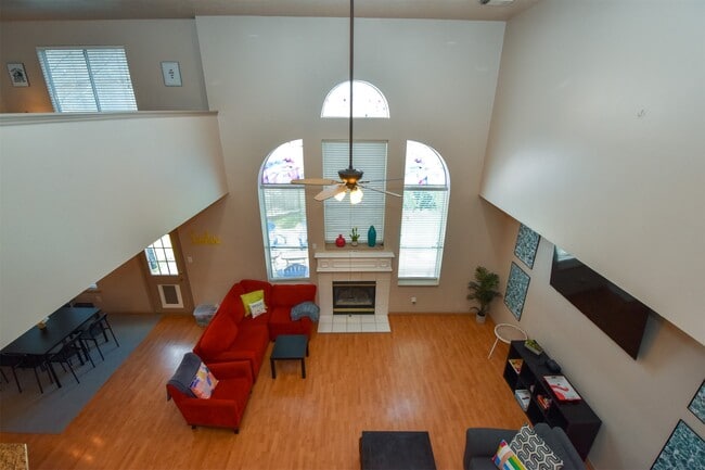 10102 White Oak Trail Ln