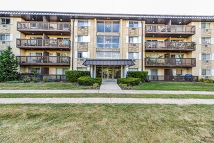 2226 S Goebbert Rd in Arlington Heights, IL - Building Photo