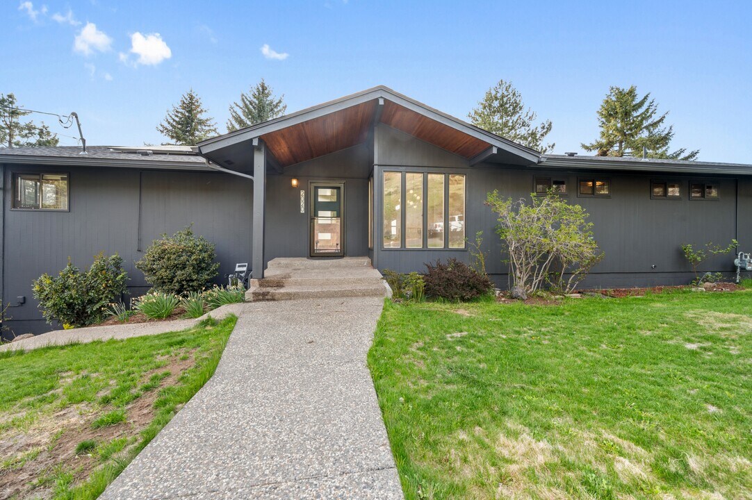 2020 Fairmount St in Klamath Falls, OR - Building Photo