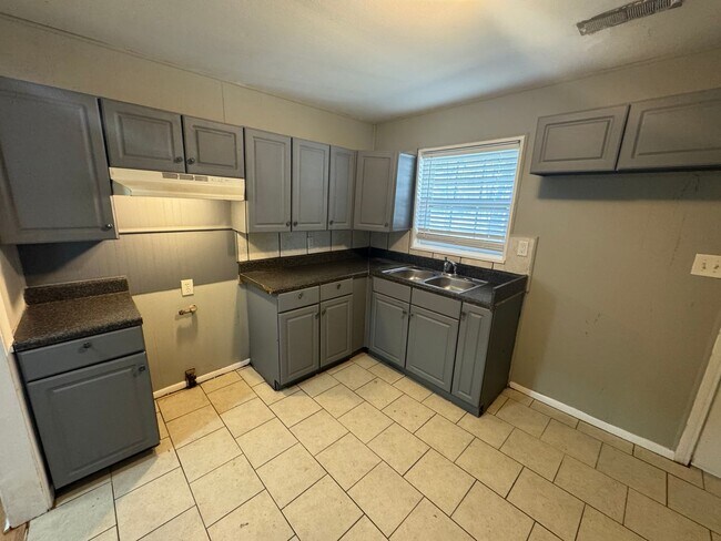 1808 Stone Rd in Midfield, AL - Building Photo - Building Photo