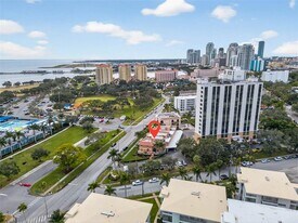 922 N Shore Dr NE in St. Petersburg, FL - Building Photo