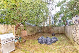 Menahan Street, Unit 1 in Brooklyn, NY - Foto de edificio - Building Photo