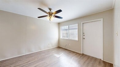 204 Lynn Dr, Unit D in Bryan, TX - Building Photo - Building Photo