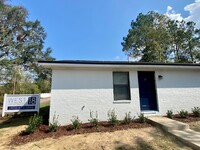 West 18 Apartments in Pensacola, FL - Foto de edificio - Building Photo