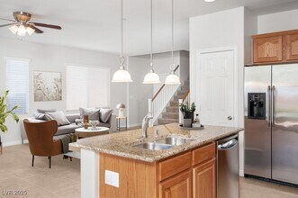 10548 Laurelwood Lake Ave in Las Vegas, NV - Building Photo - Building Photo