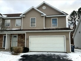 2510 Holiday House Rd in St. Joseph, MI - Building Photo