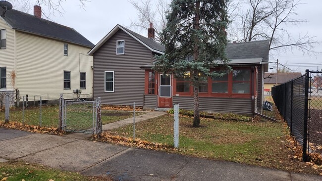 1127 Liberty St in La crosse, WI - Building Photo - Building Photo