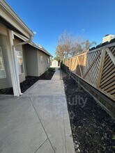 540 W Birch Ct in Hanford, CA - Building Photo - Building Photo