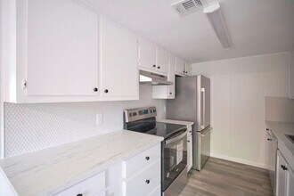 8616 Fireside Dr-Unit -Unit-B in Austin, TX - Building Photo - Building Photo