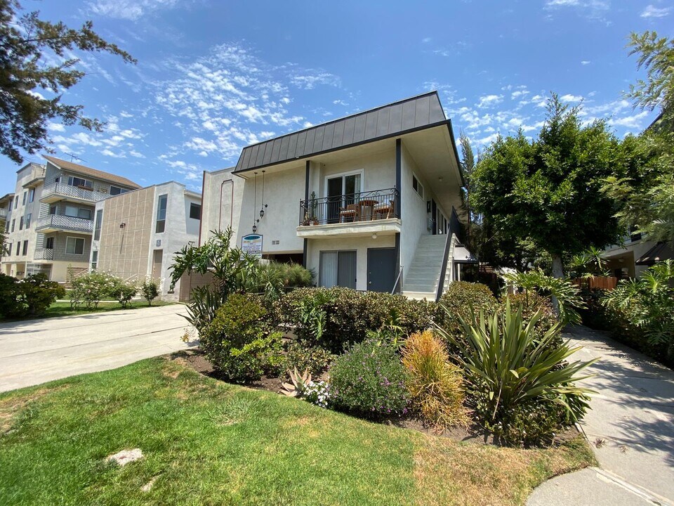 3746 S Canfield Ave in Los Angeles, CA - Foto de edificio