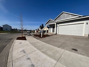 701 Tigerlily St in Silverton, OR - Building Photo - Building Photo