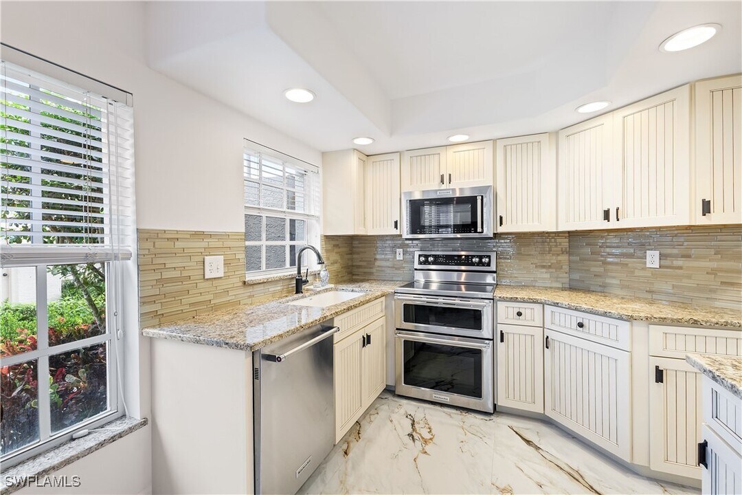 13601 Worthington Way in Bonita Springs, FL - Foto de edificio