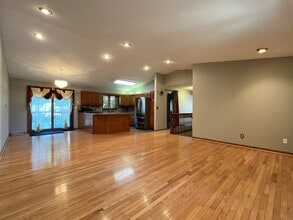 4563 Camelot Dr in Dubuque, IA - Foto de edificio - Building Photo
