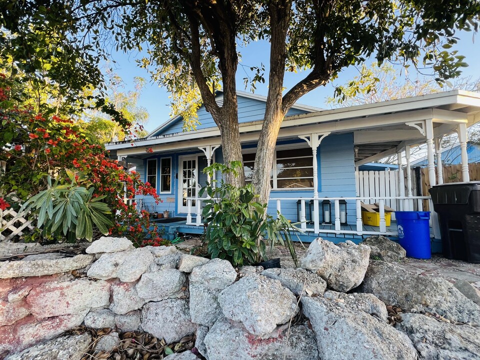 714 W Lakewood Rd in West Palm Beach, FL - Building Photo