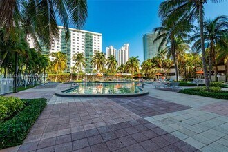 19380 Collins Ave, Unit PH-18 in Sunny Isles Beach, FL - Foto de edificio - Building Photo