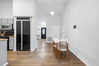 802 Abbott Ave in Deltona, FL - Foto de edificio - Building Photo