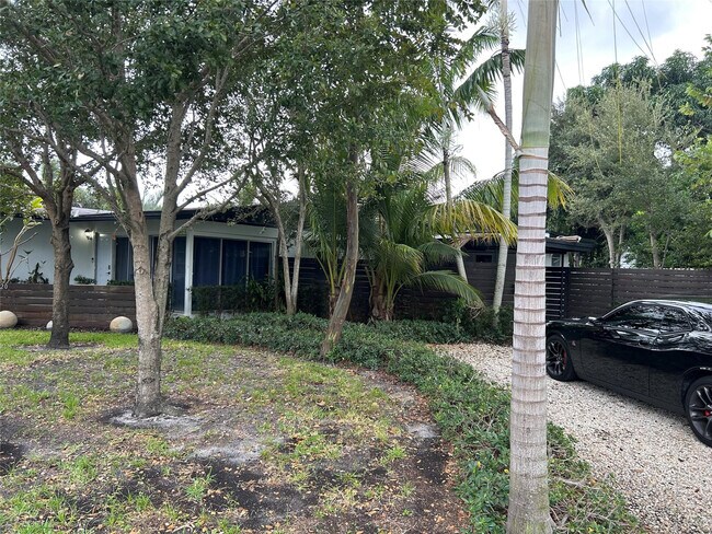 720 NE 17th Ct in Fort Lauderdale, FL - Building Photo - Building Photo