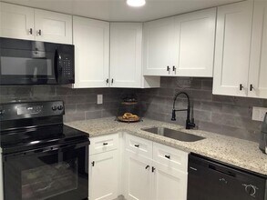 4174 Inverrary Dr in Lauderhill, FL - Foto de edificio - Building Photo